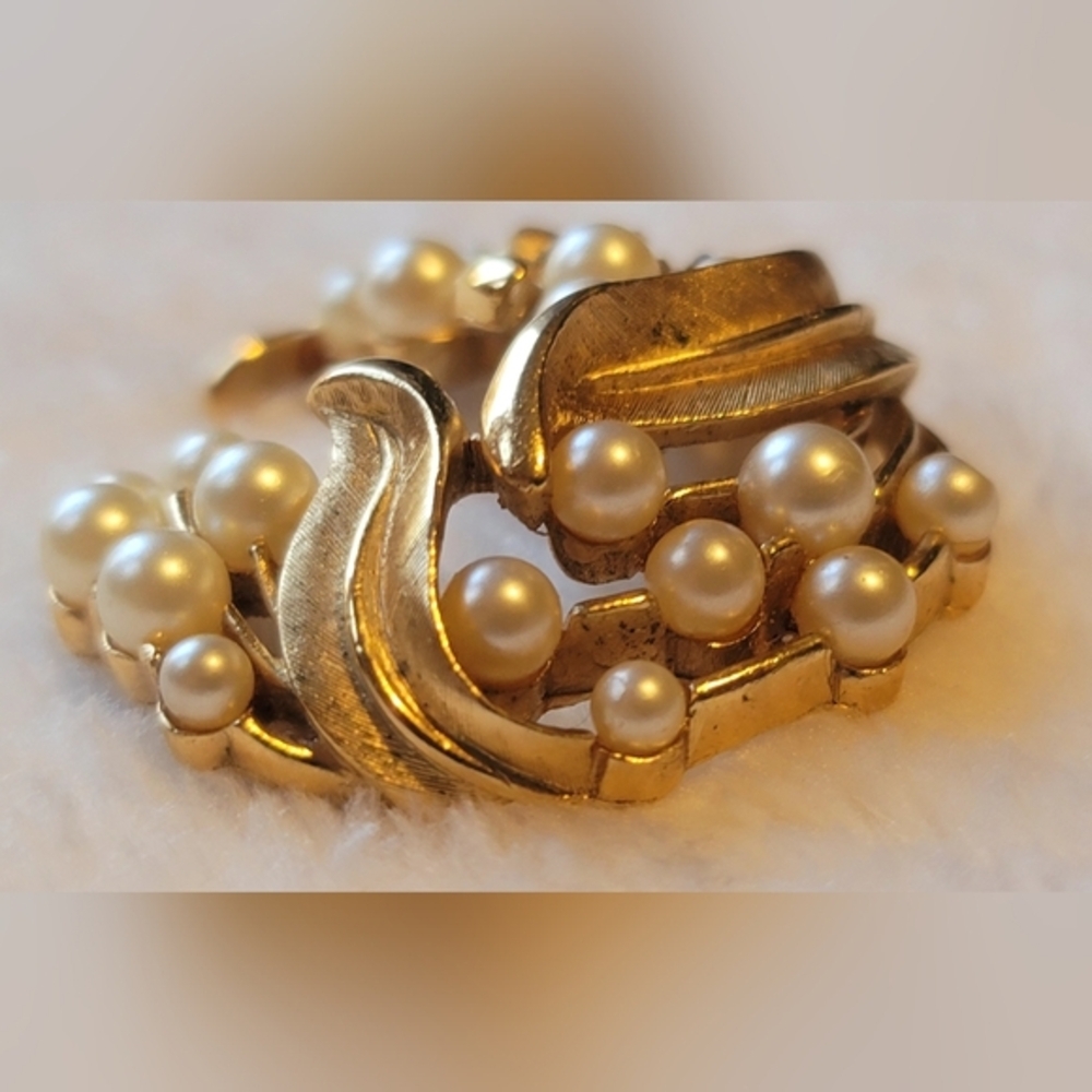 Vintage TRIFARI Gold Tone Faux Pearl Floral Leaf‎ Brooch/Pin - Picture 4 of 12